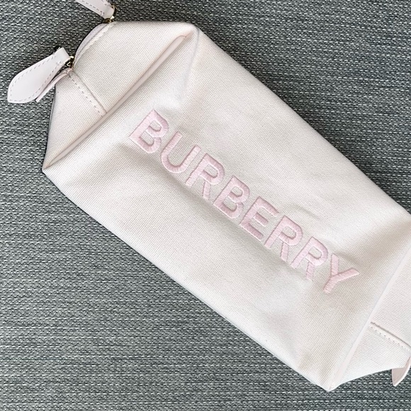 Light pink Burberry makeup/ toiletries pouf! New without tags - Picture 2 of 4